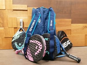 Das Bild zeigt eine Auswahl an Head Padel Tennisschlägern und einer Tasche.
