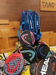 Das Bild zeigt eine kleine Auswahl von Padel Tennisequipment im TAAB-Tennisshop.